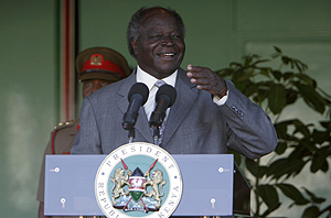 El presidente Mwai Kibaki en la rueda de prensa. (Foto: REUTERS)