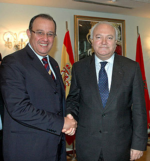Miguel ngel Moratinos (d), saluda a su homlogo marroqu, Taib Fassi Fihri. (foto: EFE)