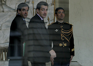 Nicols Sarkozy (c), y el primer ministro francs, Francois Fillon. (Foto: EFE)