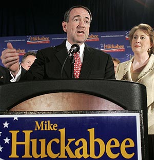 El ex gobernador Mike Huckabee, celebra su victoria en Iowa. (Foto: REUTERS)