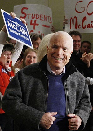 El republicano McCain, beneficiado 'de rebote' por los resultados de Iowa. (Foto: AP)