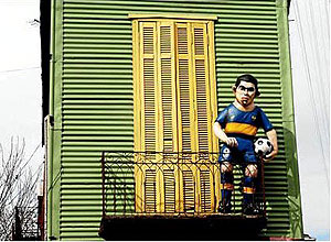 Carlos Tévez, encaramado a un balcón de la calle Garibaldi. (Foto: Tiempo BBDO Argentina)