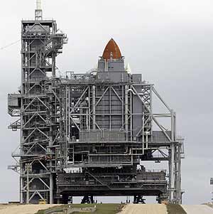 La 'Atlantis' espera el lanzamiento en Cabo Caaveral, Florida (AP/John Roaux)