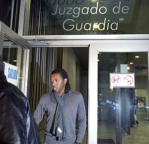 Manuel Fernandes abandona la Ciudad de la Justicia tras prestar declaracin. (Foto: BENITO PAJARES).