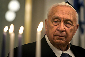 Ariel Sharon, rodeado de velas en Jerusalem, antes de sufrir el infarto cerebral. (Foto: AFP)