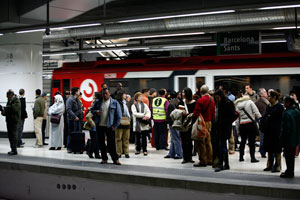 Usuarios de Cercanas esperando a sus trenes en la estacin de Sants. (Foto: Santi Cogodullo)