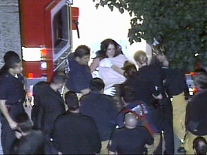 Spears es conducida a un vehculo policial. (Foto: AP/KCBS-TV)