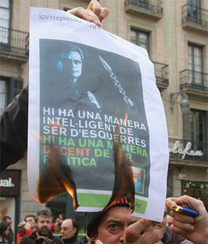 Huelguistas queman fotos de Joan Saura por la detencin de un compaero por una presunta agresin a los Mossos d'Esquadra. (Foto: Christian Maury)