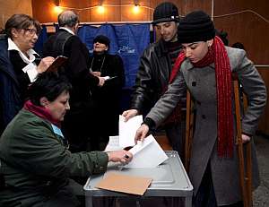 Dos jvenes georgianos depositan su voto en un colegio electoral en Tiflis. (Foto: EFE)
