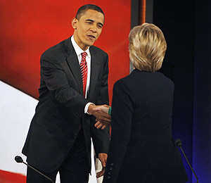 Obama saluda a Clinton, en un debate entre los candidatos este sbado. (Foto: REUTERS)