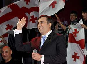 Saakashvili saluda a sus seguidores en Tiflis. (Foto: EFE)