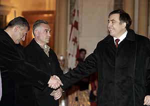 Mijail Saakashvili, recin elegido presidente, estrecha la mano de su rival, Levan Gachechiladze. (Foto: AP)