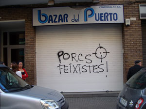Pintada en el establecimiento de los padres de Albert Rivera en el que se puede leer "Porcs Feixistes", "Puercos fascistas". (Foto: C's)