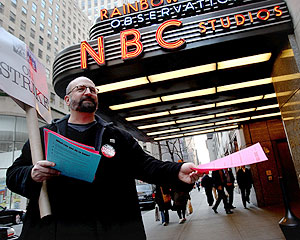 Un guionista protesta delante de la NBC. (Foto: AFP)