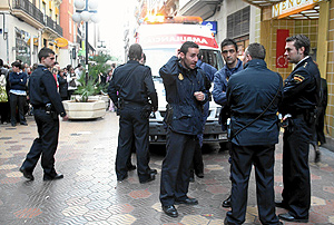 Agentes de la Polica, en la puerta de la tienda tras el suceso. (Foto: V.R.)