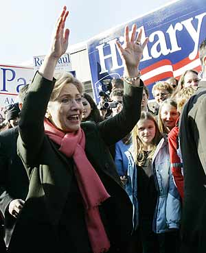 Hillary Clinton, al llegar a New Hampshire. (Foto: AP)
