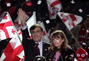 Saakashvili y su mujer Sandra celebran la victoria en las elecciones presidenciales. (Foto: AFP)