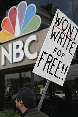 Protestas de los guionistas ante la sede de la NBC. (Foto: AP)