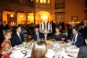 Fotografa de la mesa en la que estuvo sentado Ibarretxe junto a Rajoy. (Foto: EFE)