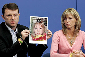 Gerry y Kate McCann sostienen una foto de su hija desaparecida. (Foto: EFE)