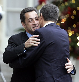 Sarkozy abraza a Zapatero a su llegada al Elíseo. (Foto: AP)