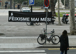 Un cartel contra el fascismo a la entrada de la Audiencia de Barcelona, durante el juicio. (Foto: Antonio Moreno)