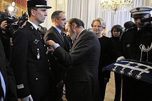 Rubalcaba impone las condecoraciones a los gendarmes franceses. (AFP)