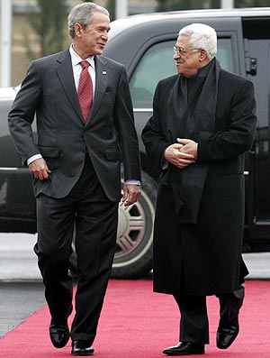 Bush conversa con Abú Mazen a su llegada a la Muqata, en Ramala. (Foto: AP)