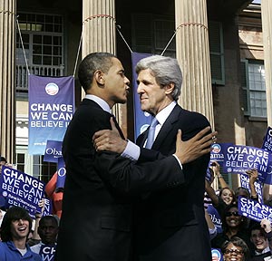 Obama y Kerry se abrazan en la Universidad de Charleston, en Carolina del Sur. (Foto: AP)