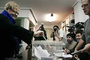 Glria Marcos deposita su papeleta en la urna en el referndum de EU. (Foto: EFE).