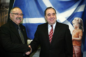 Carod-Rovira, al encontrarse con el primer ministro escocs, el independentista ALex Salmond. (Foto: Rubn Moreno)