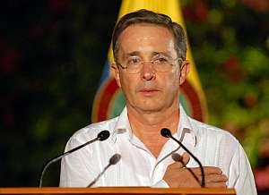 lvaro Uribe, antes de comentar la liberacin de las dos mujeres. (Foto: AFP)