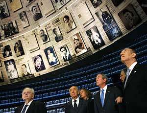 Bush, en la 'Sala de los Nombres' del Museo del Holocausto de Jerusaln. AFP