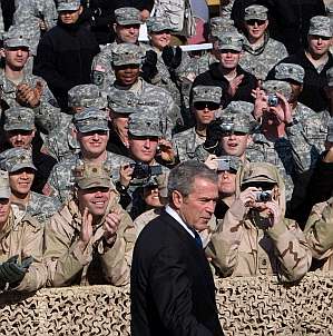 Bush durante su visita a las tropas estadounidenses en Kuwait. (AP)