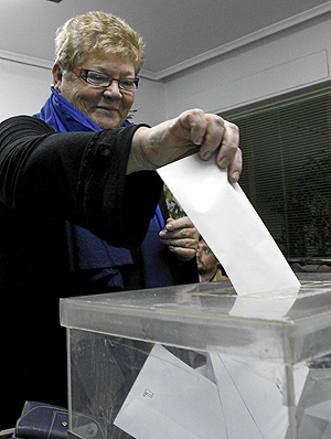 Glria Marcos vota en el referndum. (Foto: Jos Cullar)