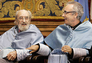 Ángel González y Juan José Millás, en diciembre, tras ser investidos doctores honoris causa por la Universidad de Oviedo. (Foto: REUTERS)