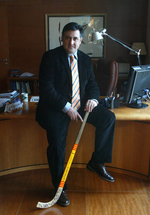 Joan Puigcercs con el 'stick' que utilizaron los jugadores de hockey de Catalua en el muncial de Macao. (Foto: Antonio Moreno)