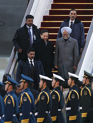 Singh desciende del avin que le llev a la capital china. (Foto: REUTERS)