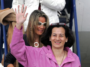 Clara Rojas saluda a su llegada a Bogot. (AFP)