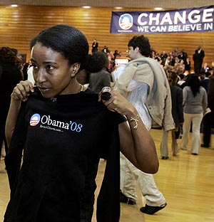 Una neoyorquina se prueba una camiseta en apoyo de Obama. (Foto: AP)