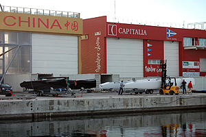 Los nuevos catamaranes del Alinghi tras llegar al Port America's Cup de Valencia. (Foto: Pierre Orphanidis)