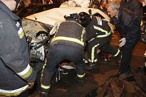 Los bomberos tratan de acceder al interior de un vehculo en Vigo en el que murieron dos personas. (Foto: EFE)