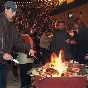 Gente torrando en las fiestas de Sant Sebasti (Foto: Pep Vicens)
