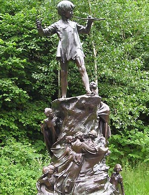 Escultura de bronce de Peter Pan en los jardines de Kensington. (Foto: Sebjarod)