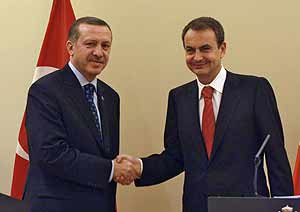 Zapatero y Erdogan, al trmino de su comparecencia conjunta. (Foto: Kike Para)