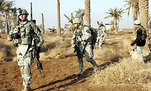Soldados estadounidenses patrullan por una zona de Irak. (Foto: EFE)