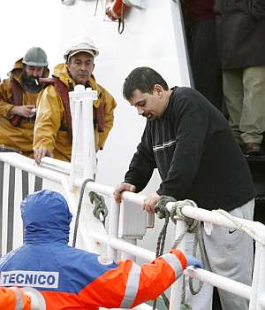 Jos Manuel Parada, uno de los marineros naufragados, llega a La Corua despus de ser rescatado por el 'Plaia de Esteiro'. (Foto: EFE)