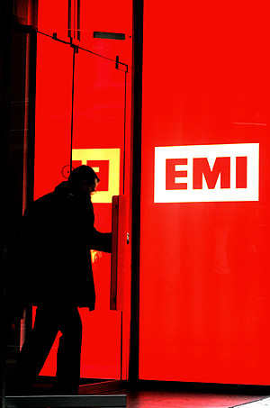 Un hombre sale de la sede de EMI en Londres. (Foto: AFP)
