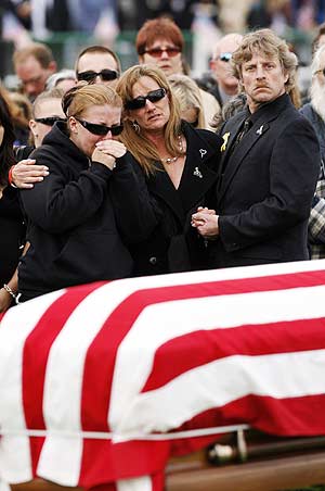 La familia de un soldado muerto en Irak llora frrente a su ataud. (Foto: AP)