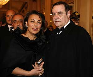 El ministro italiano de Justicia junto a su esposa en una imagen de diciembre de 2006. (Foto: AP)
